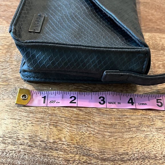 Roxy Textured Crossbody Bag - Picture 10 of 12